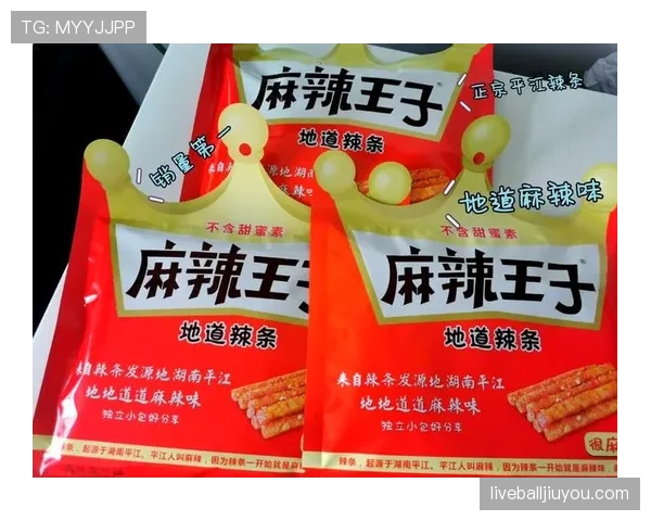 施洋站在豪车旁排队买小吃，那一刹那明星和普通人差的就一包辣条