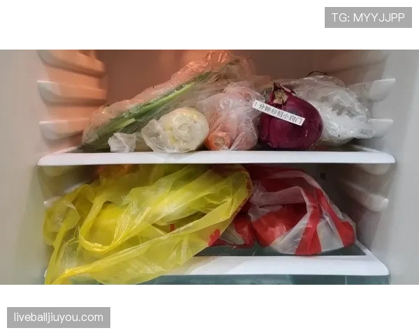 陈梦拎塑料袋买菜那画面，瞬间把我心中的女神打回生活版